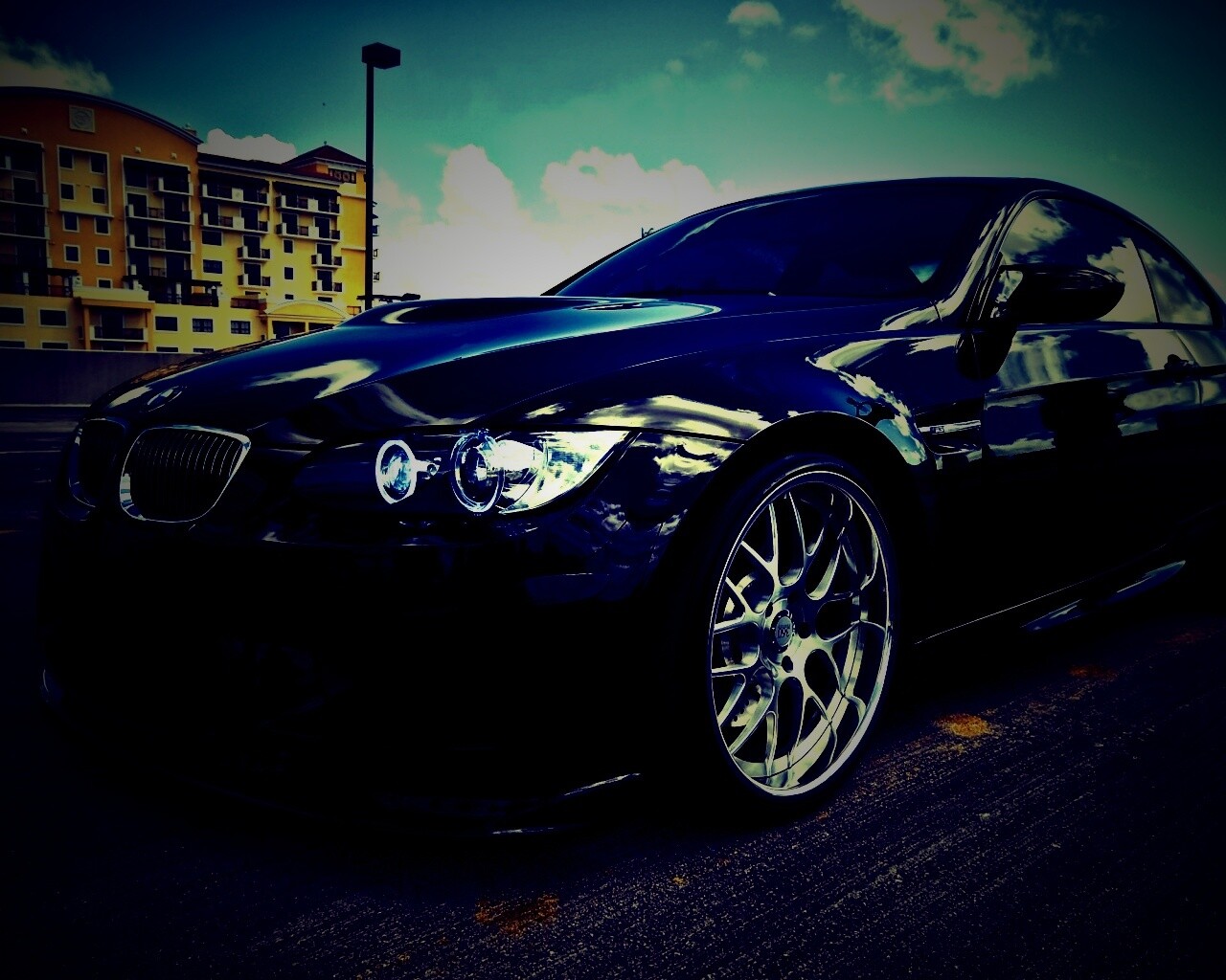 Красивый черный BMW на парковке обои