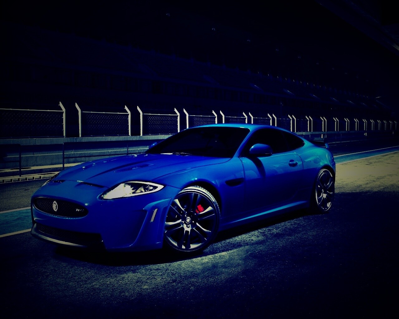 Синий спорткар на гоночном треке обои