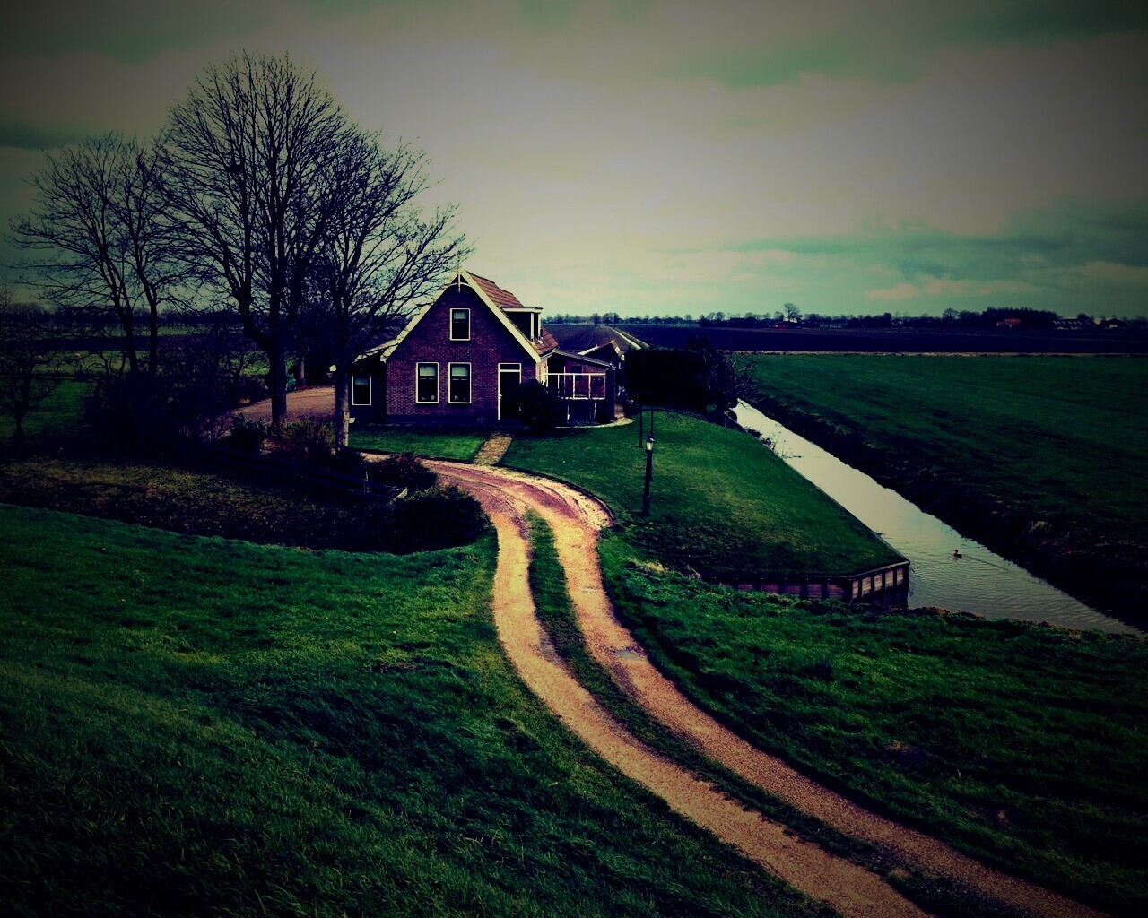 Дом в поле обои