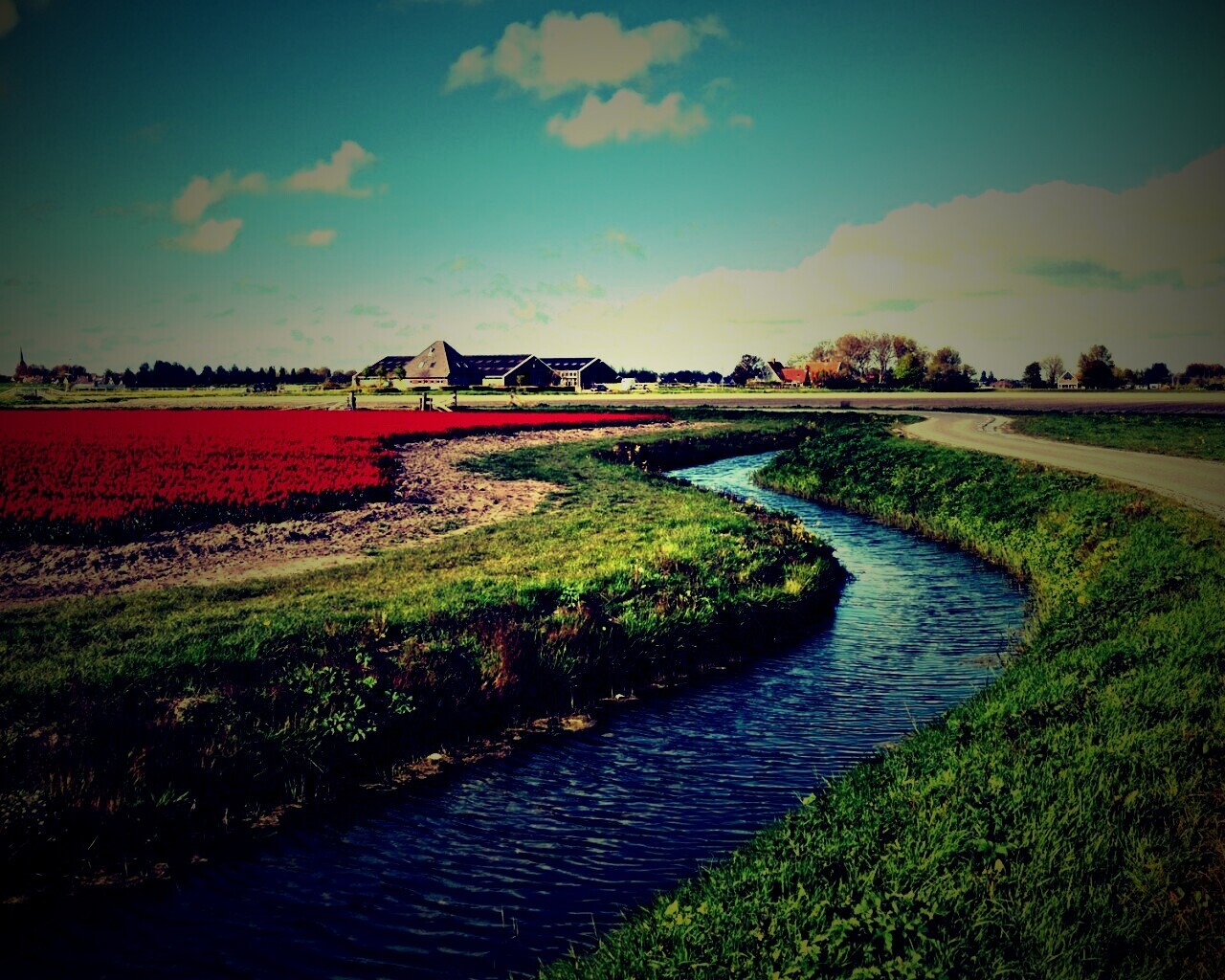 Канал вдоль дороги обои