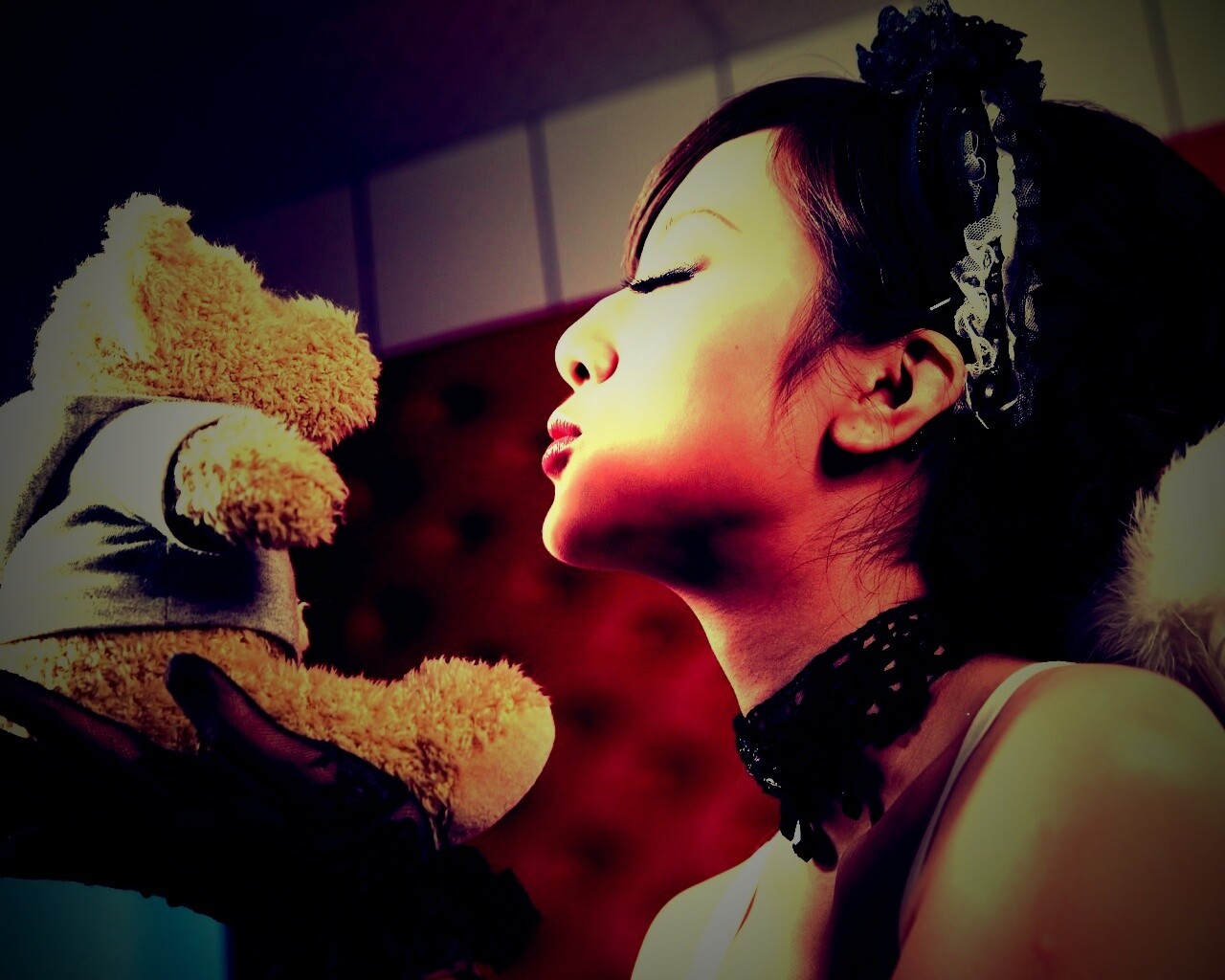 Азиатка любит медвежонка обои