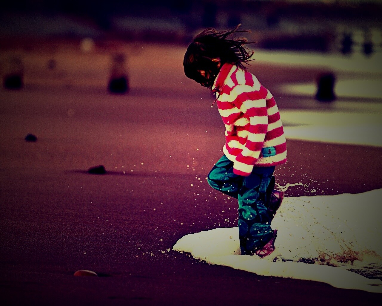 Ребенок и волна обои