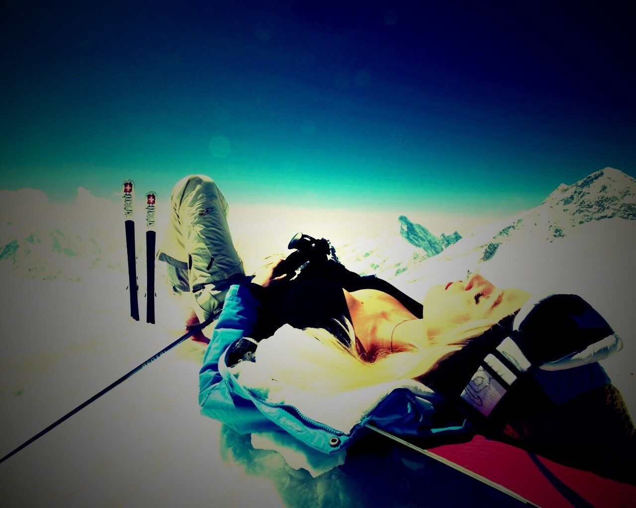 Лыжница отдыхает в горах обои