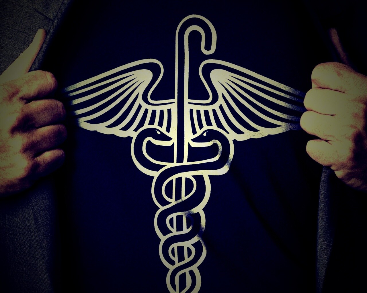 Футболка со змеями и тростью обои