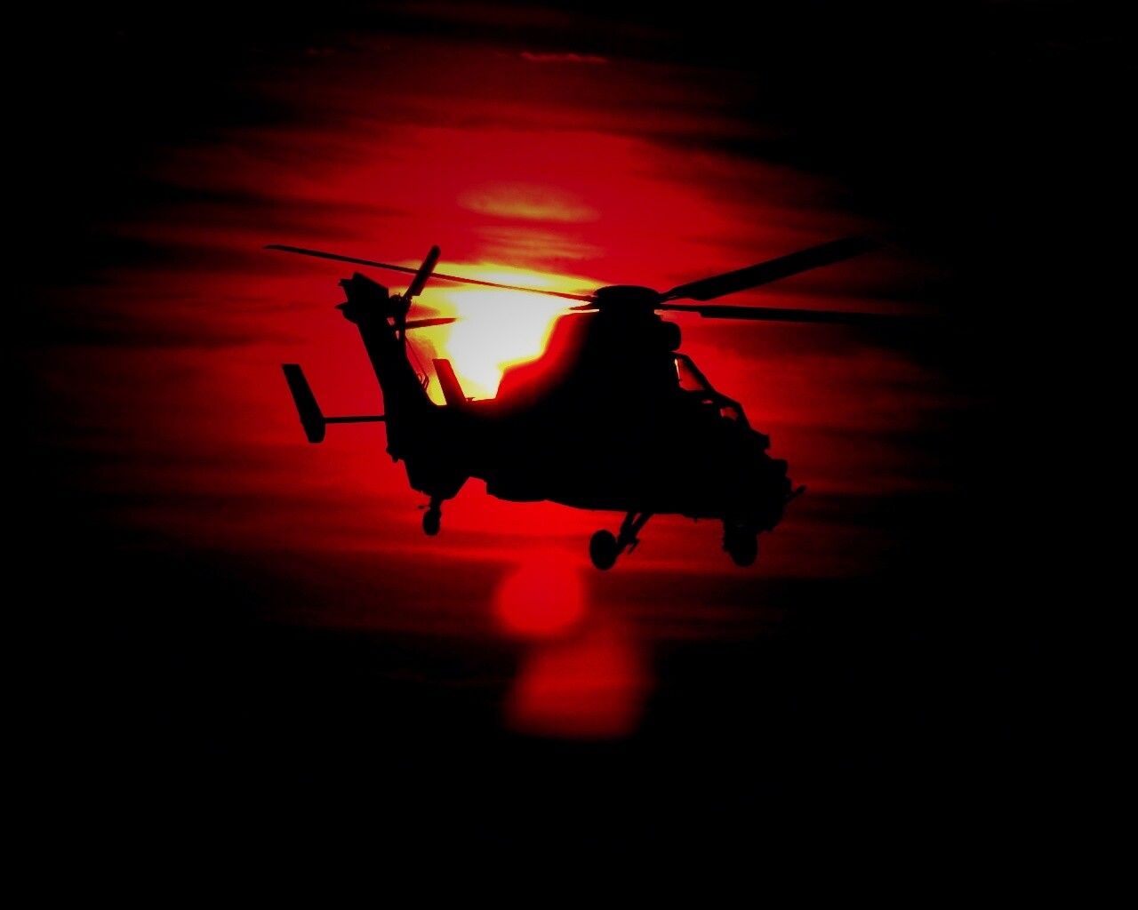 Вертолет в лучах закатного солнца обои