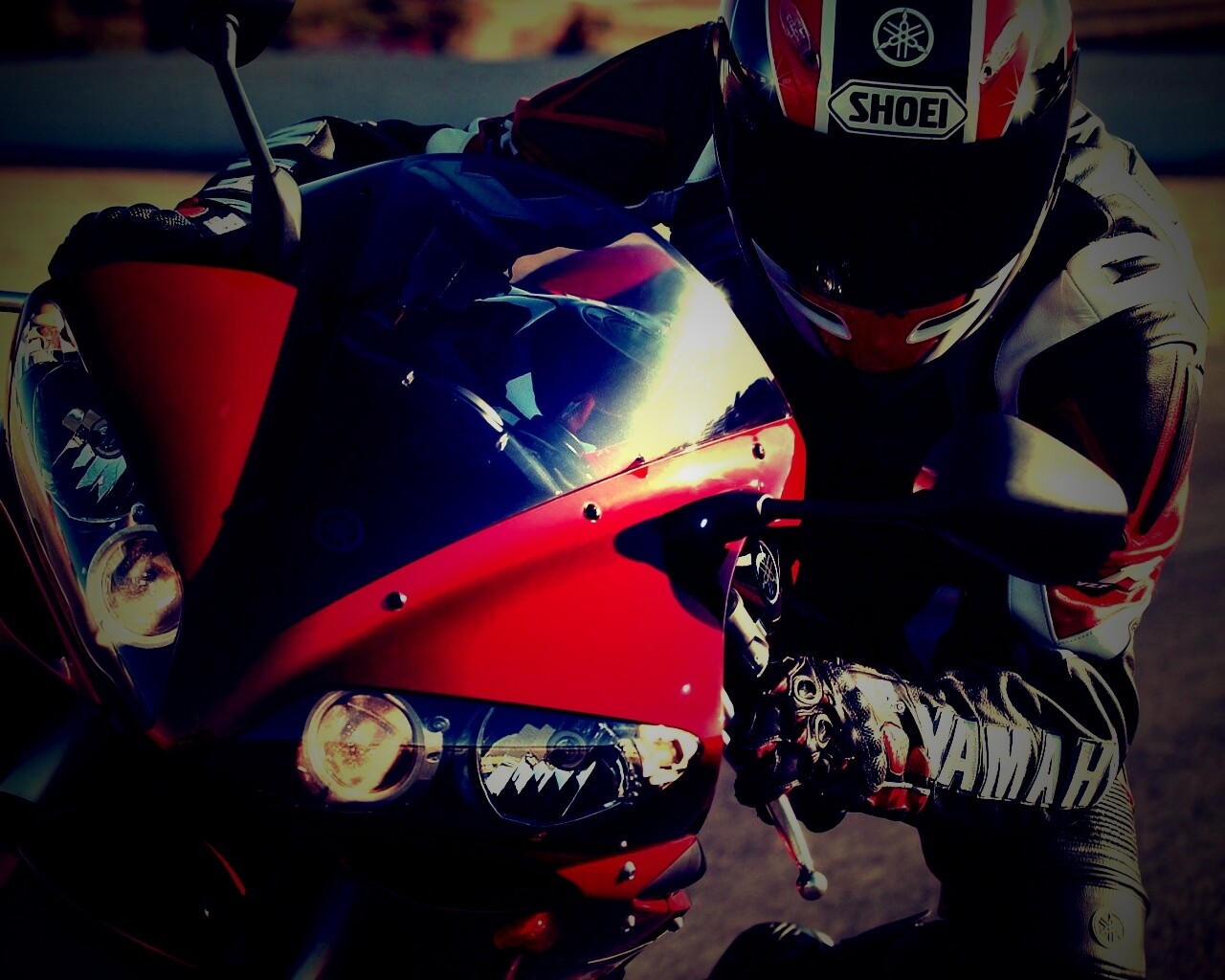 Мотоциклист на красной ямахе обои