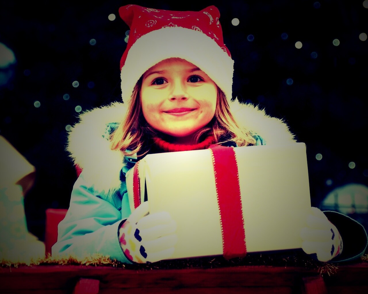 Ребенок с подарком обои