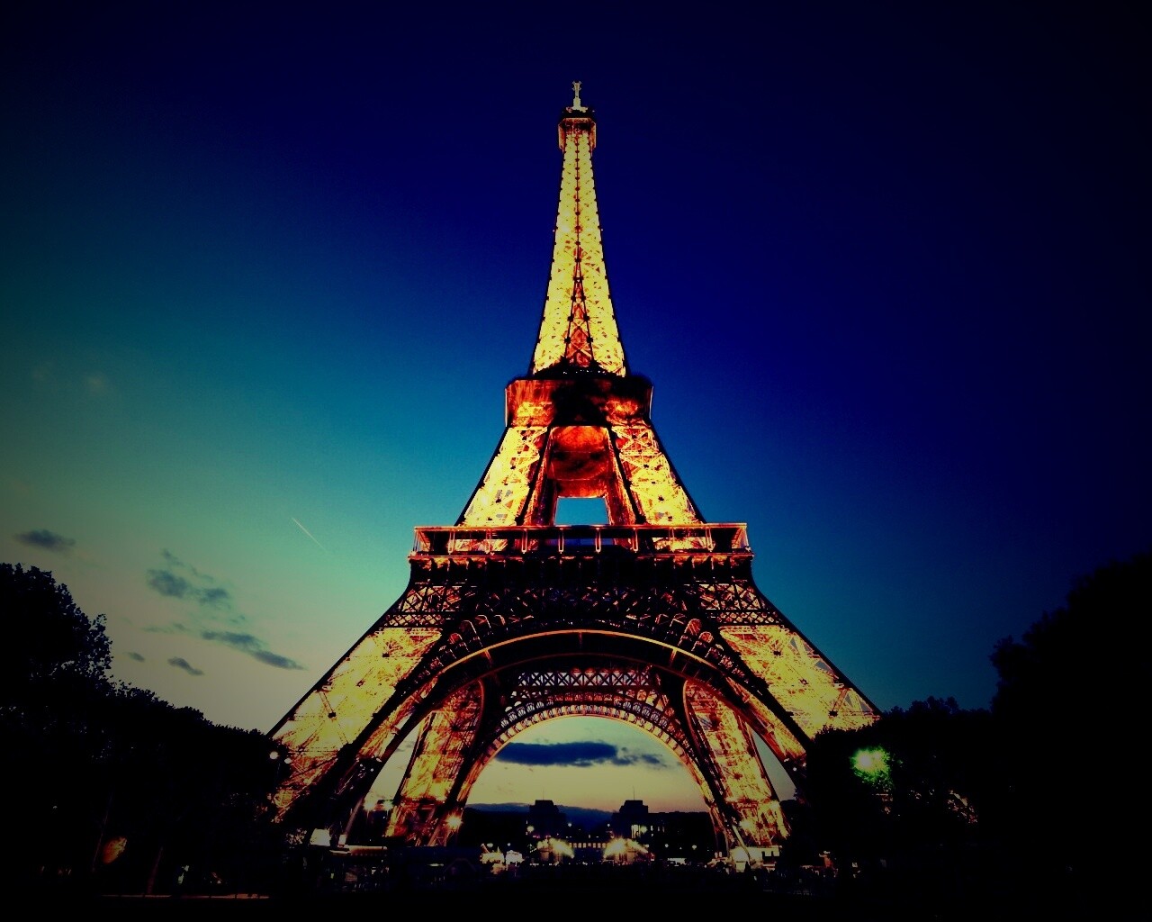 Светящаяся эйфелева башня обои