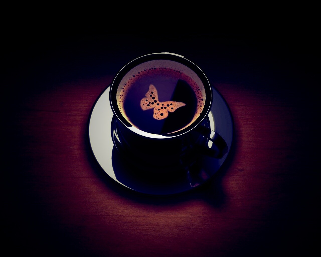 Чашка кофе с пенкой в форме бабочки обои