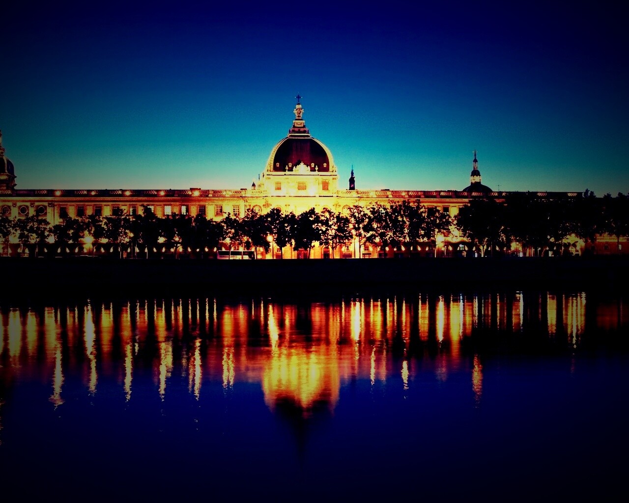 Отражение набережной обои