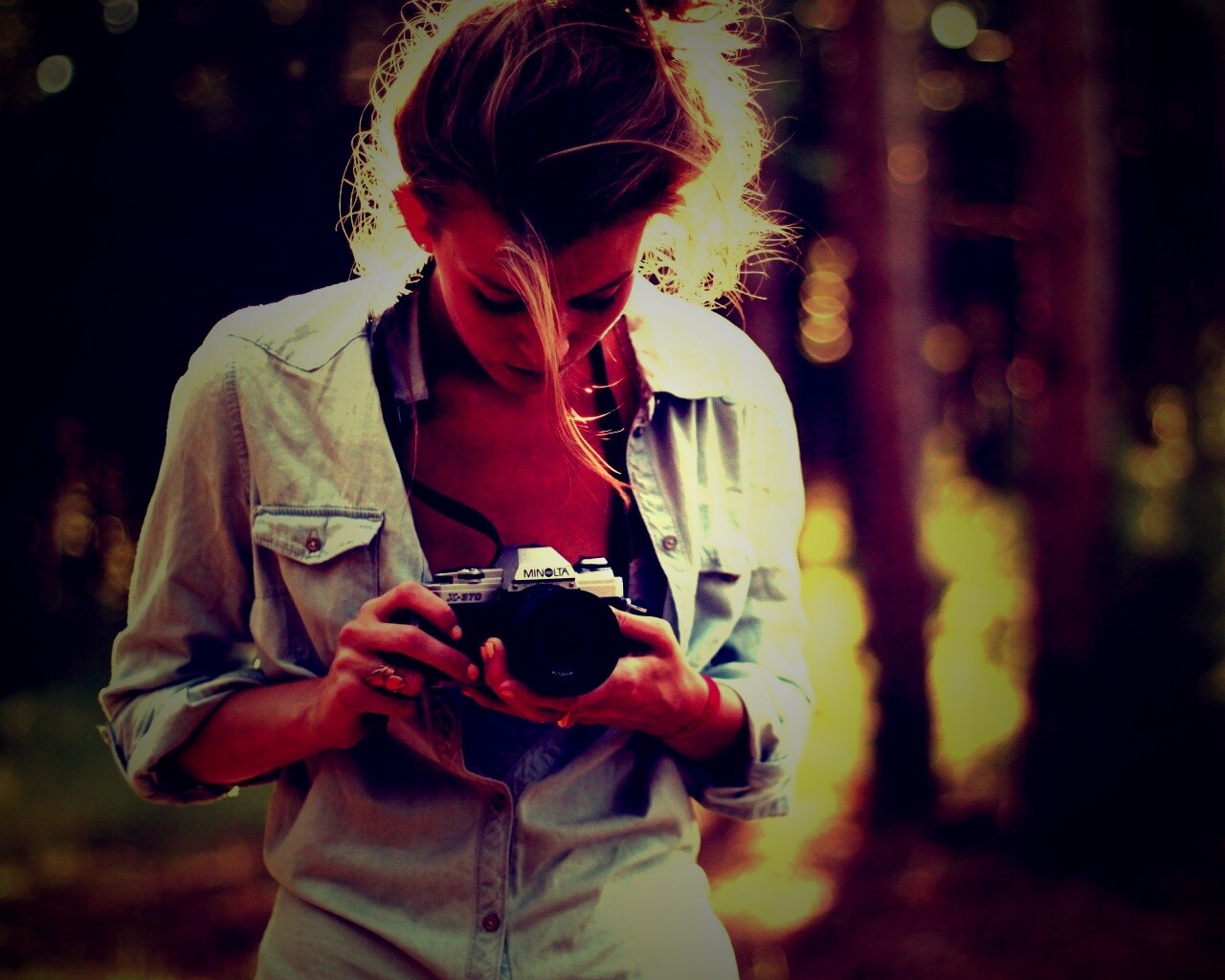 Девушка-фотограф обои