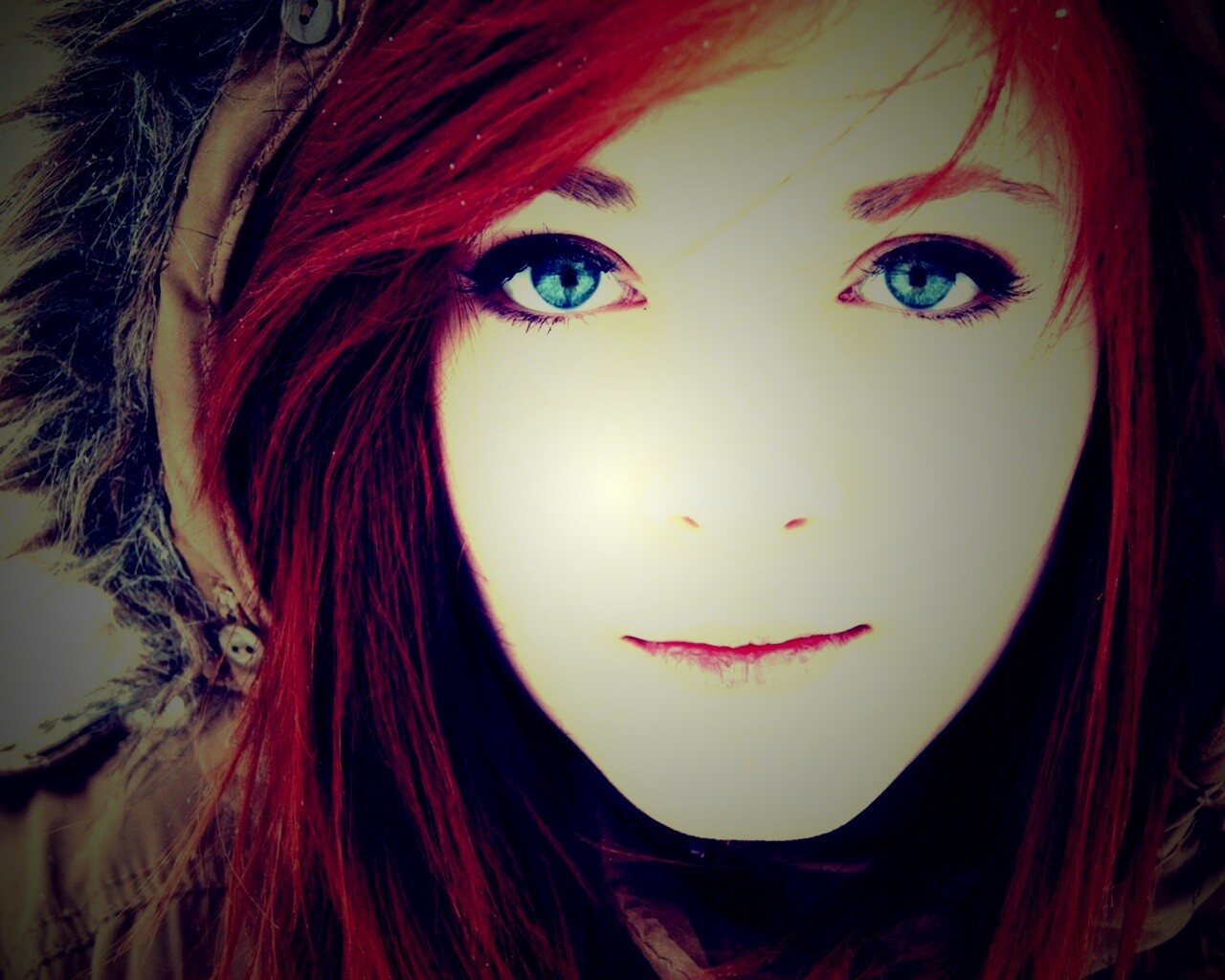 Рыжая в капюшоне обои