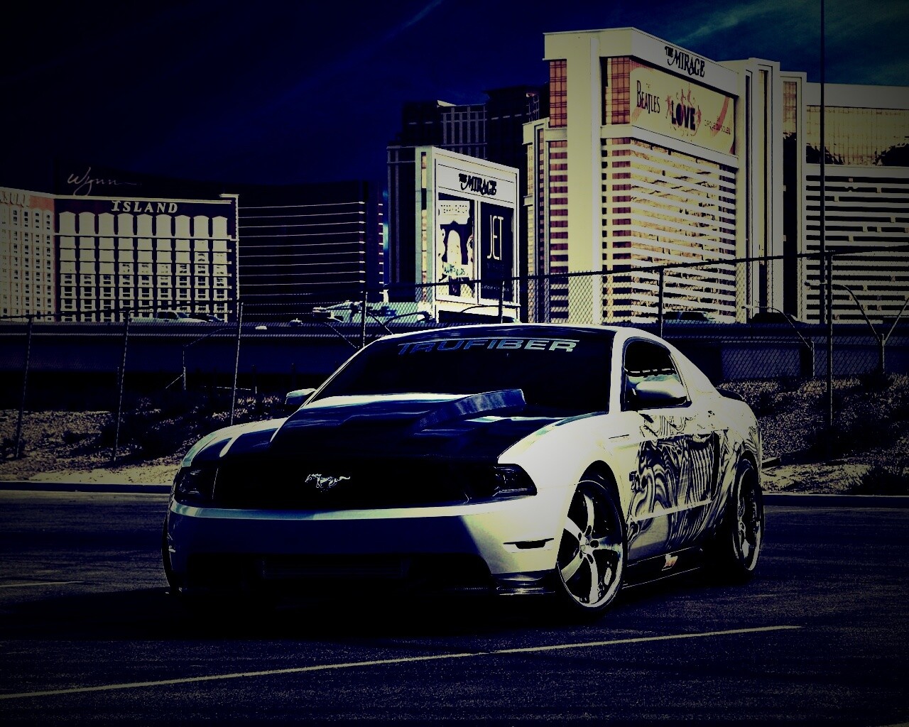 Мустанг на парковке обои