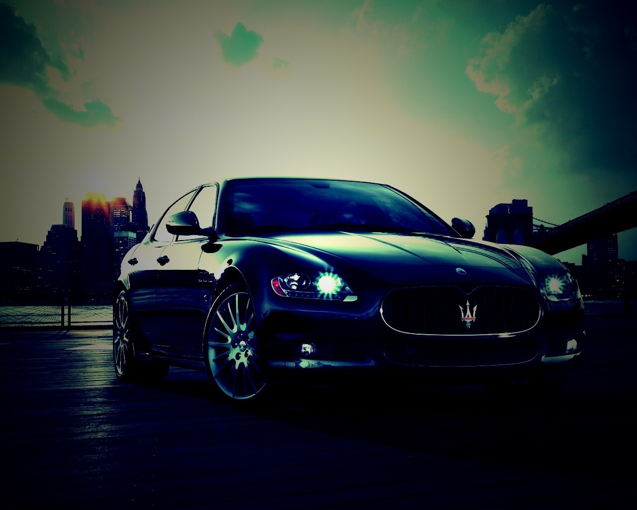 Черная мазерати на пирсе обои