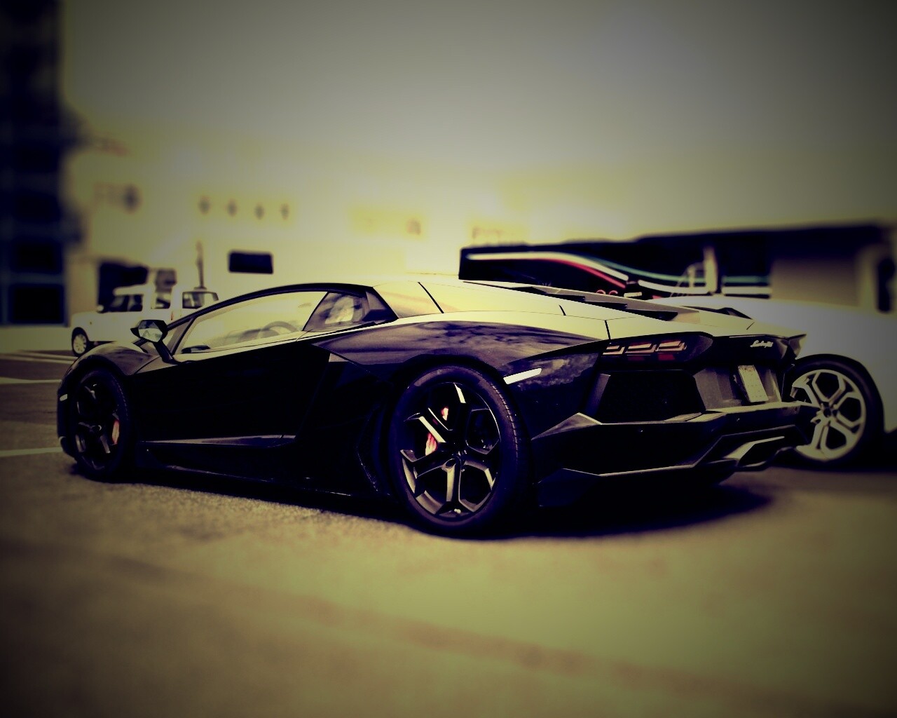 Ламборджини ревентон на парковке обои