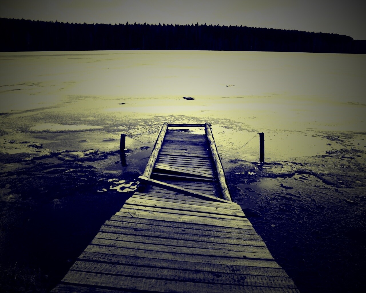 Пирс на замерзшем озере обои
