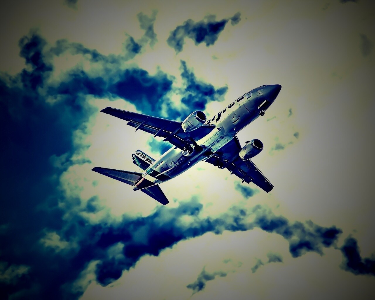 Самолет гражданской авиации в небе обои