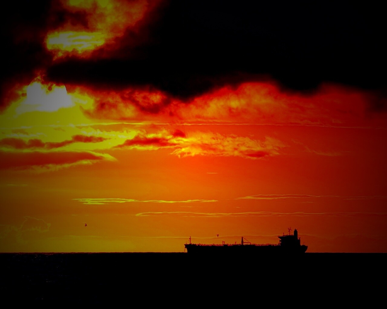 Баржа на закате обои