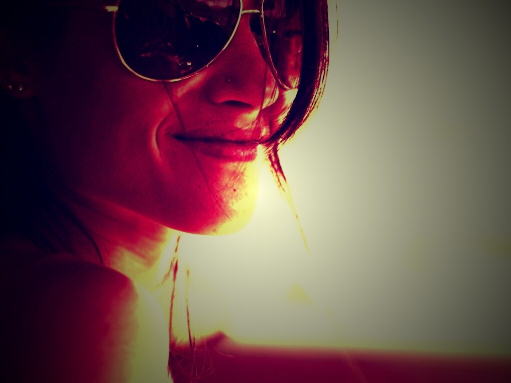 Девушка в очках обои