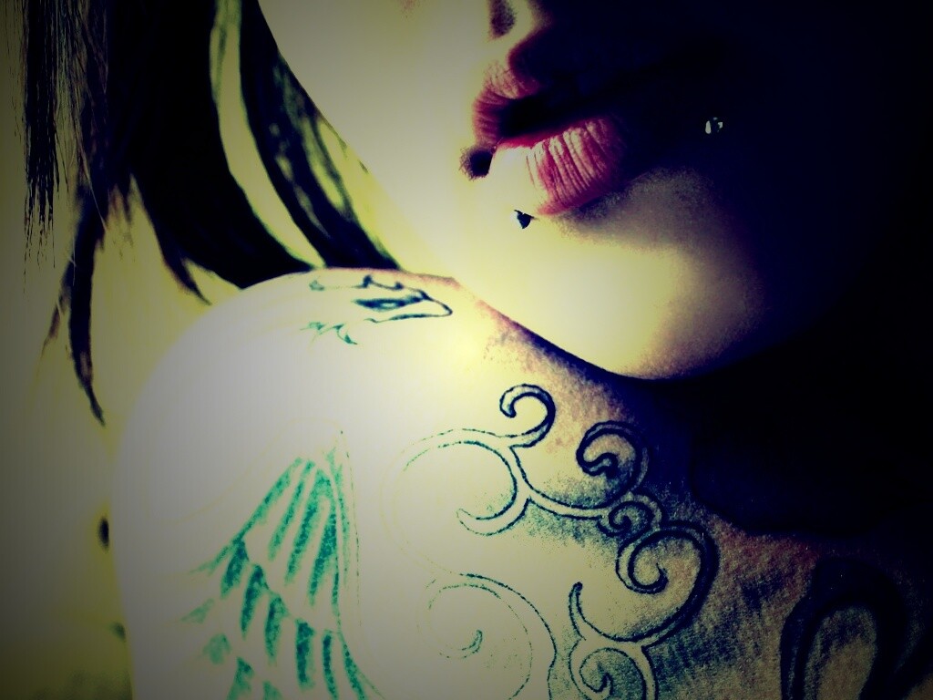 Плечо с татуировкой обои