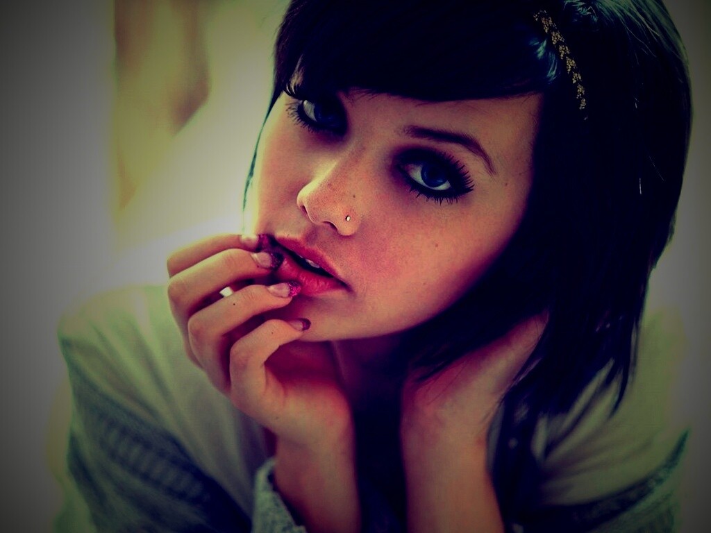 Задумчивая девушка обои