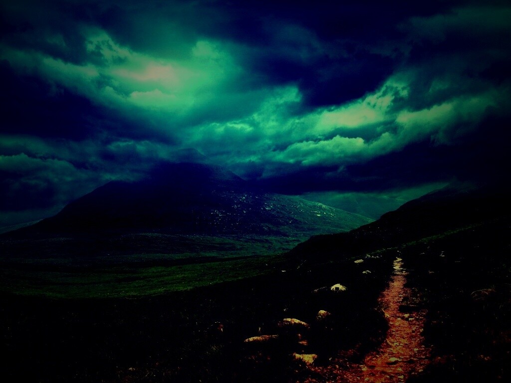 Тропинка средь холмов обои