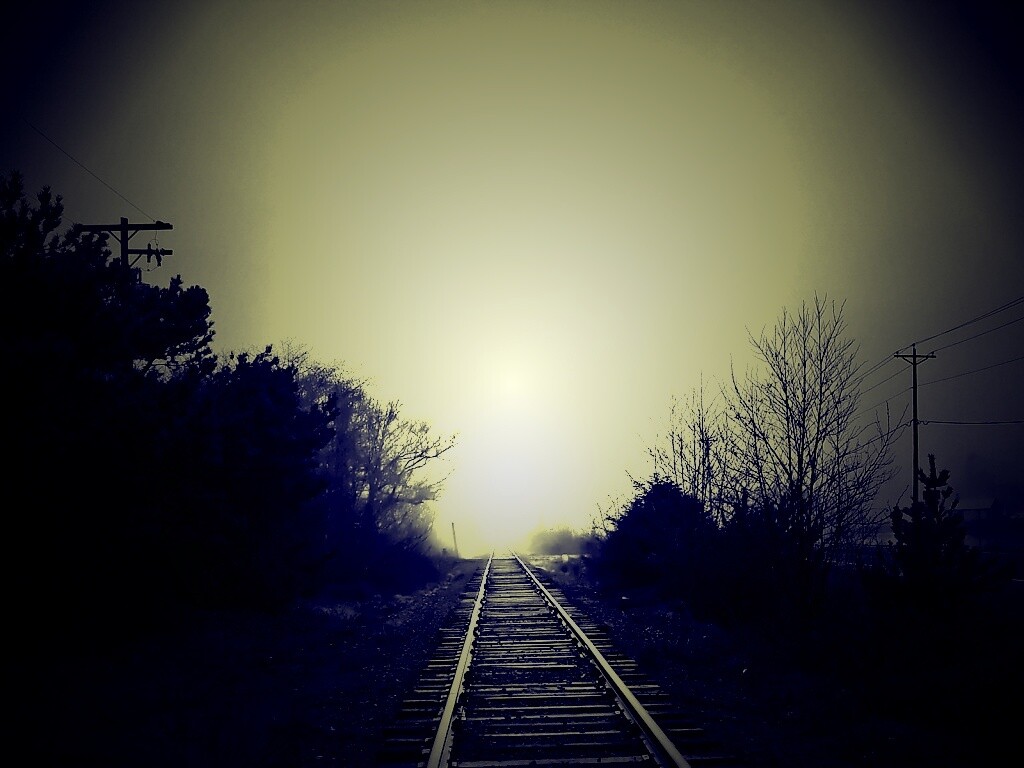 Железная дорога уходит в туман обои