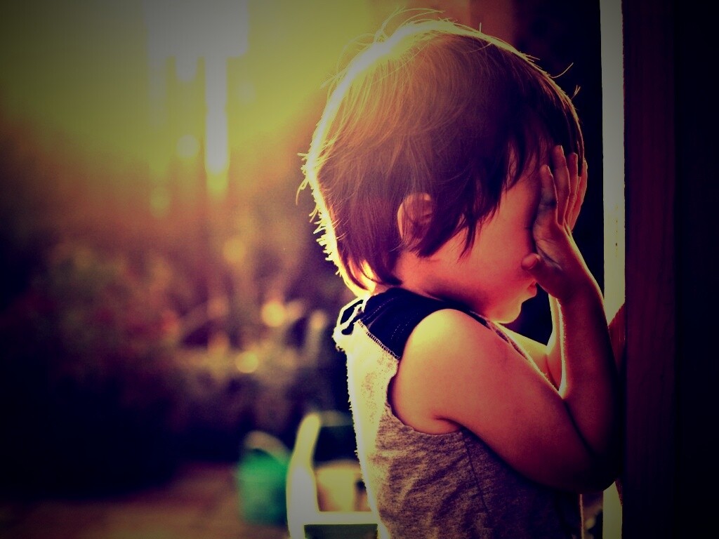 Малыш играет в прятки обои