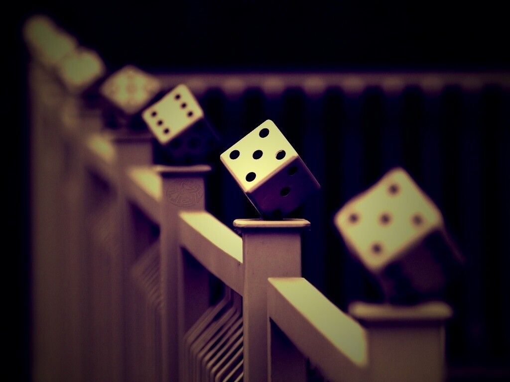 Игральные кости украшающие перила обои