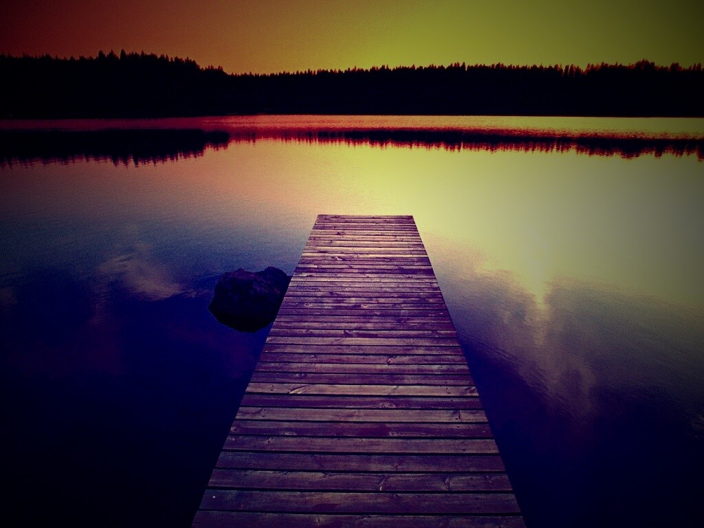 Деревянный пирс на озере обои