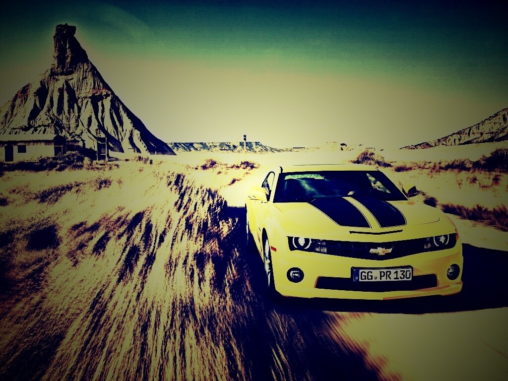 Камаро на пустынной дороге обои