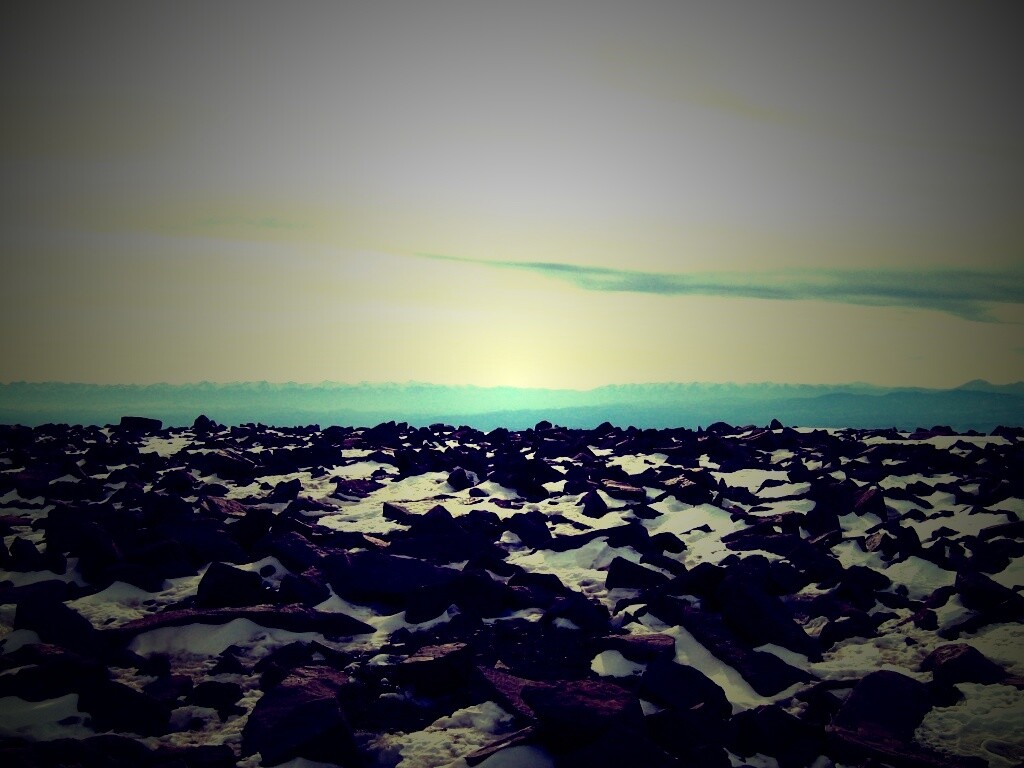 Заснеженная каменистая равнина обои