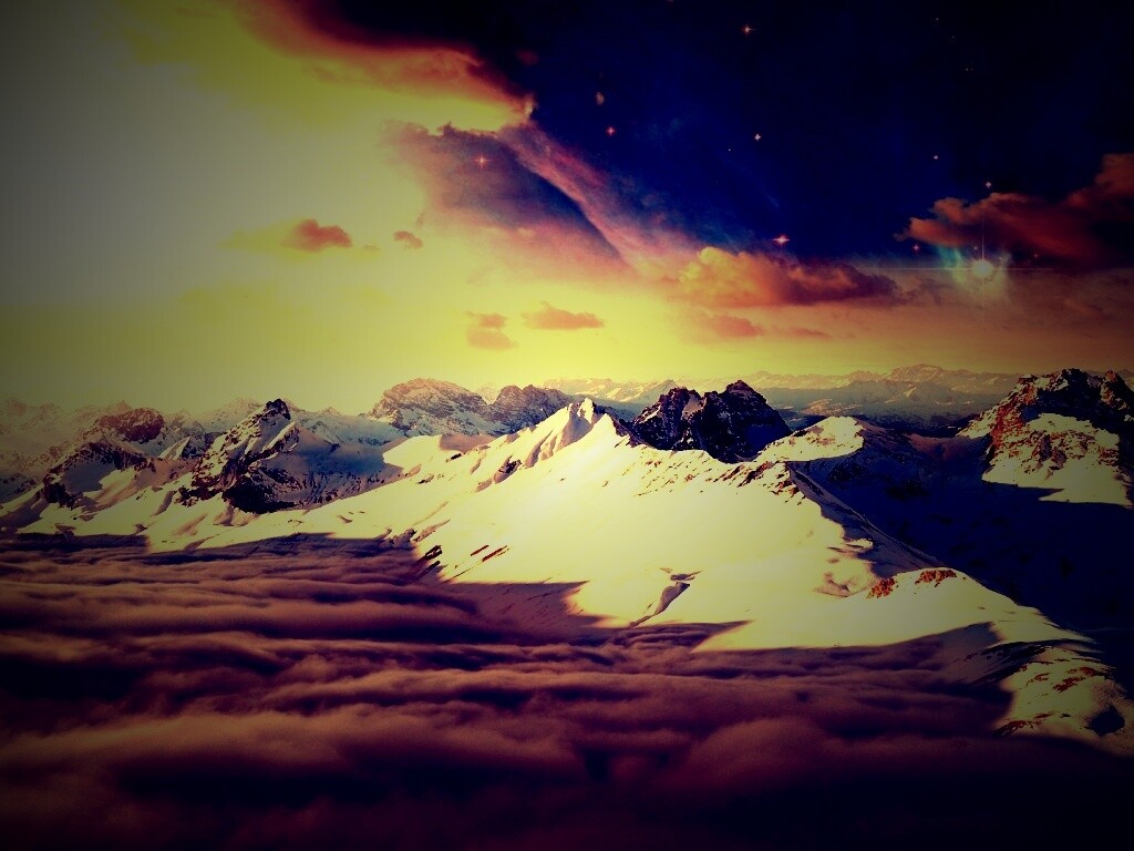 Горный хребет над облаками обои