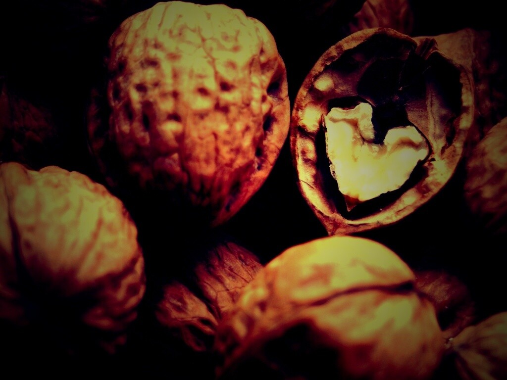 Расколотый орех обои