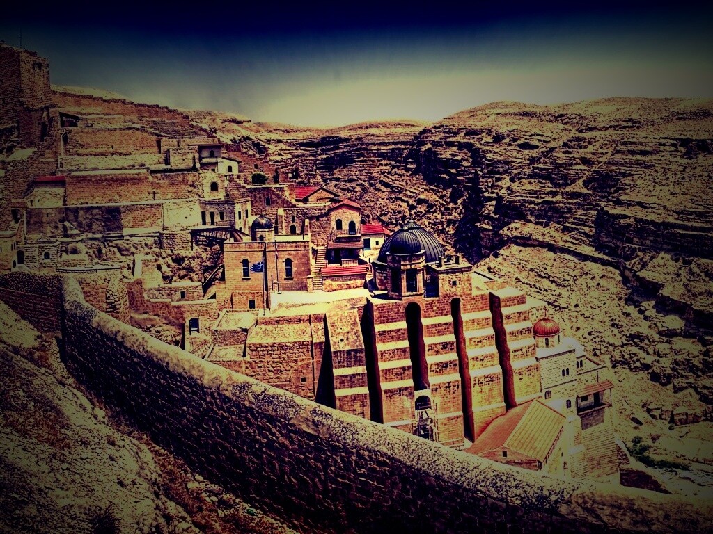 Город среди скал обои