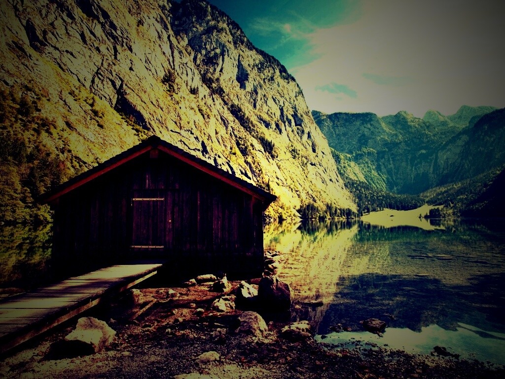 Лодный сарай на горном озере обои