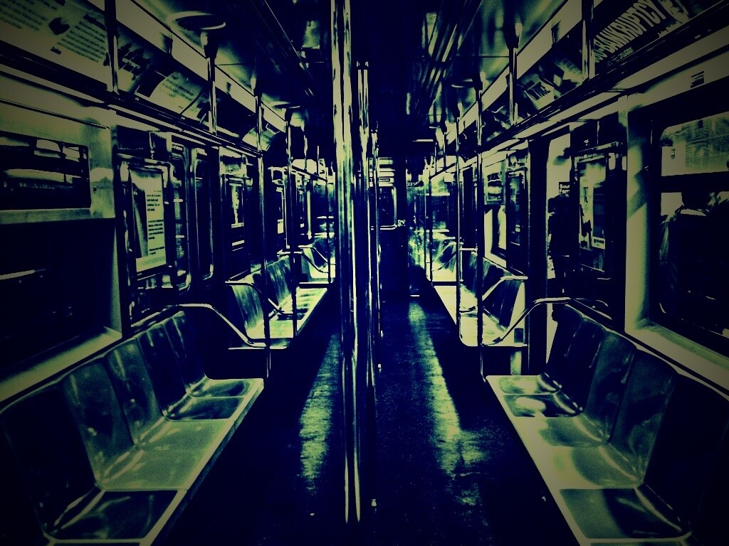 Пустой вагон метро обои
