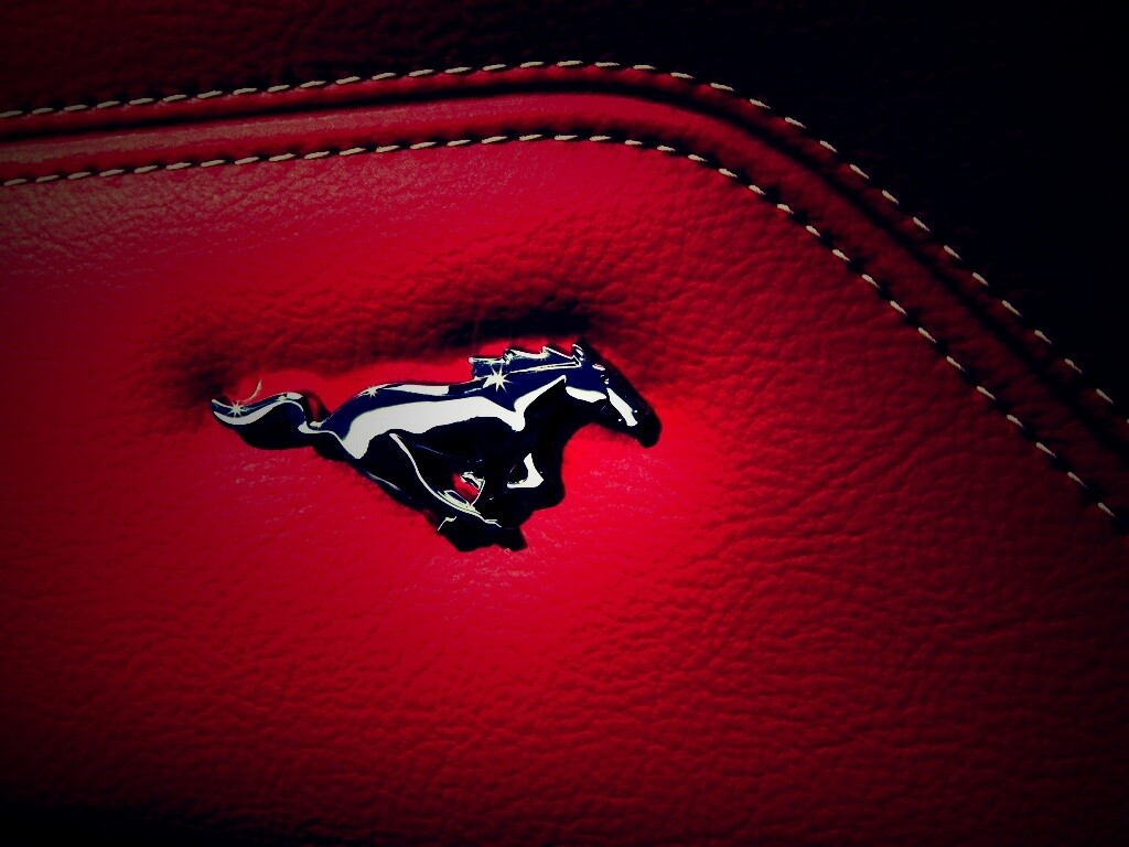 Кожаный салон Форда Мустанг обои