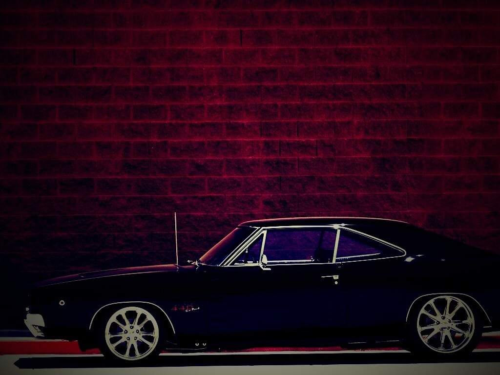 Черный Додж у стены обои