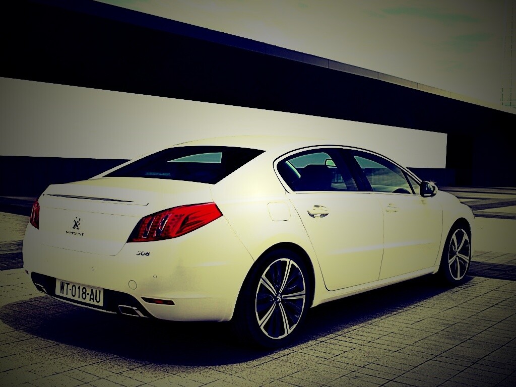 Пежо 308 на стоянке обои