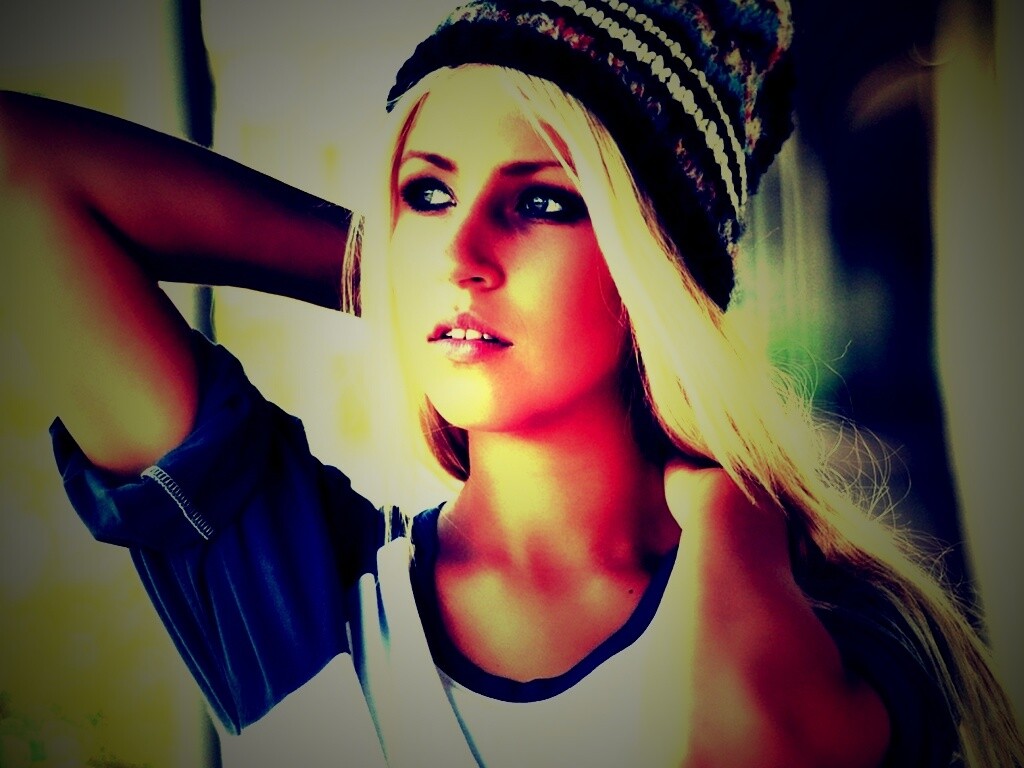 Блондинка в вязанной шапке обои