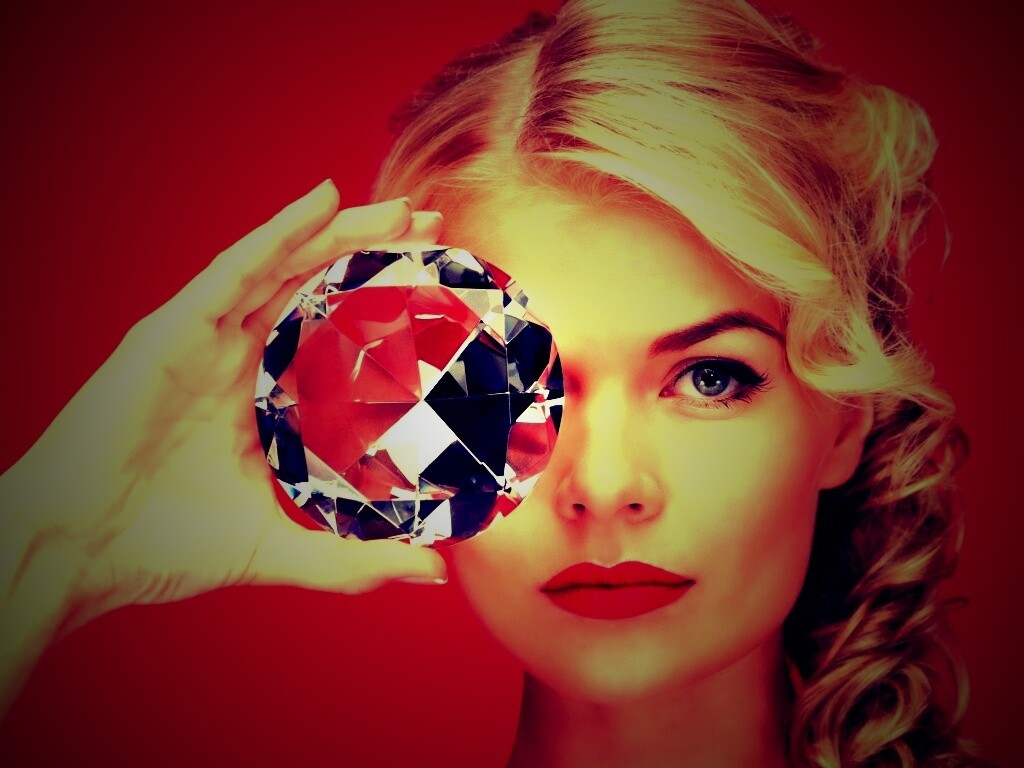 Девушка с бриллиантом обои