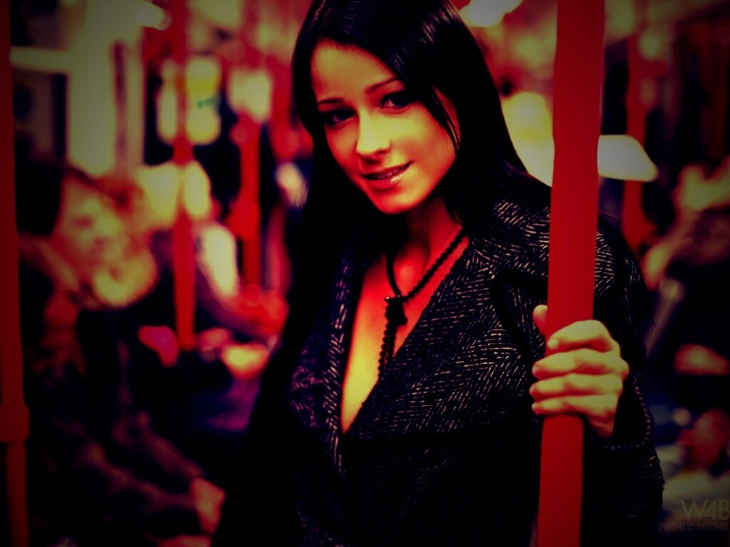 Девушка в метро обои