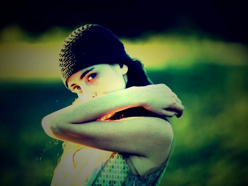 Спрятавшись за сгибом руки обои