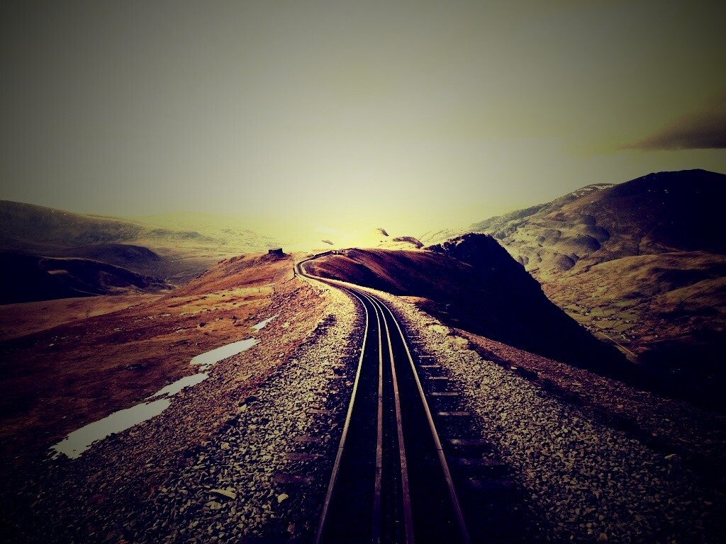 Рельсы уходящие вдаль обои