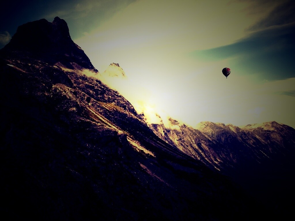 Воздушный шар в горах обои