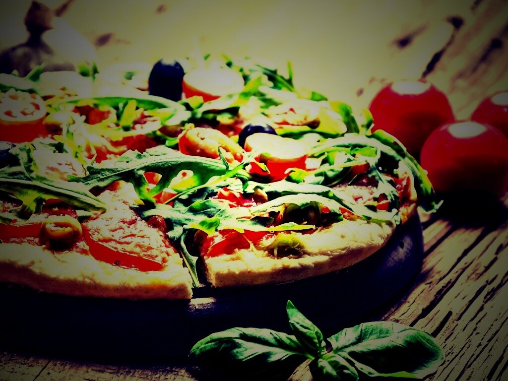 Свежая пицца с рукколой обои