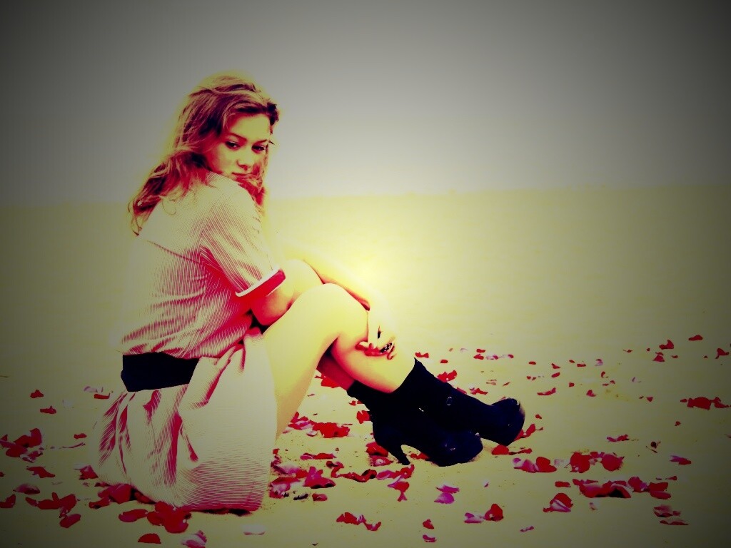 Девушка среди лепестков на пляже обои