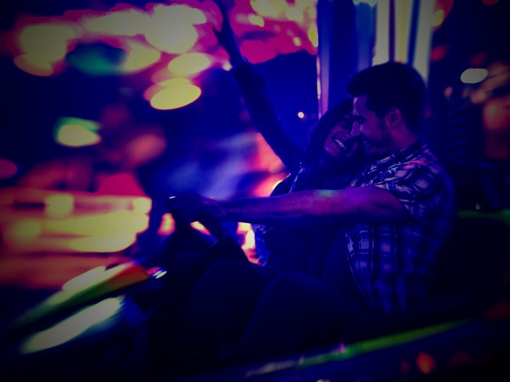 Счастливая пара на аттракционах обои