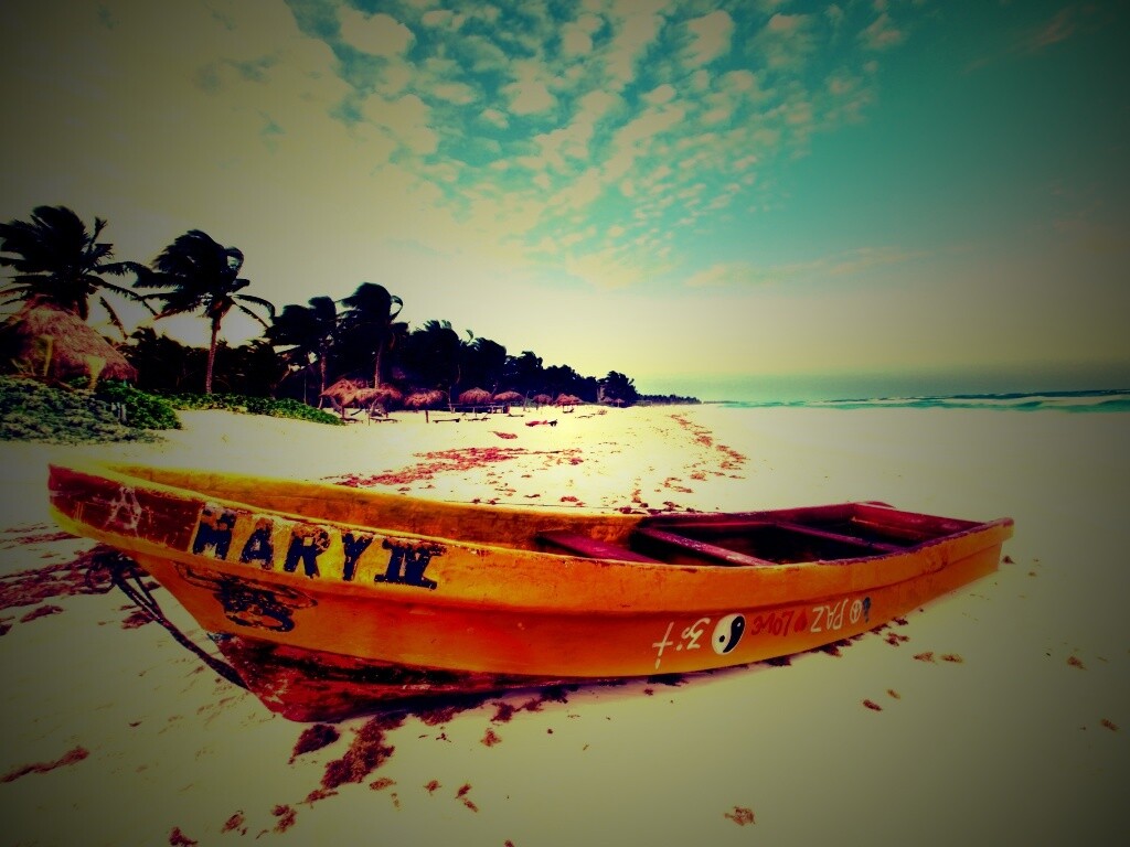 Лодка на берегу моря MARY IV обои